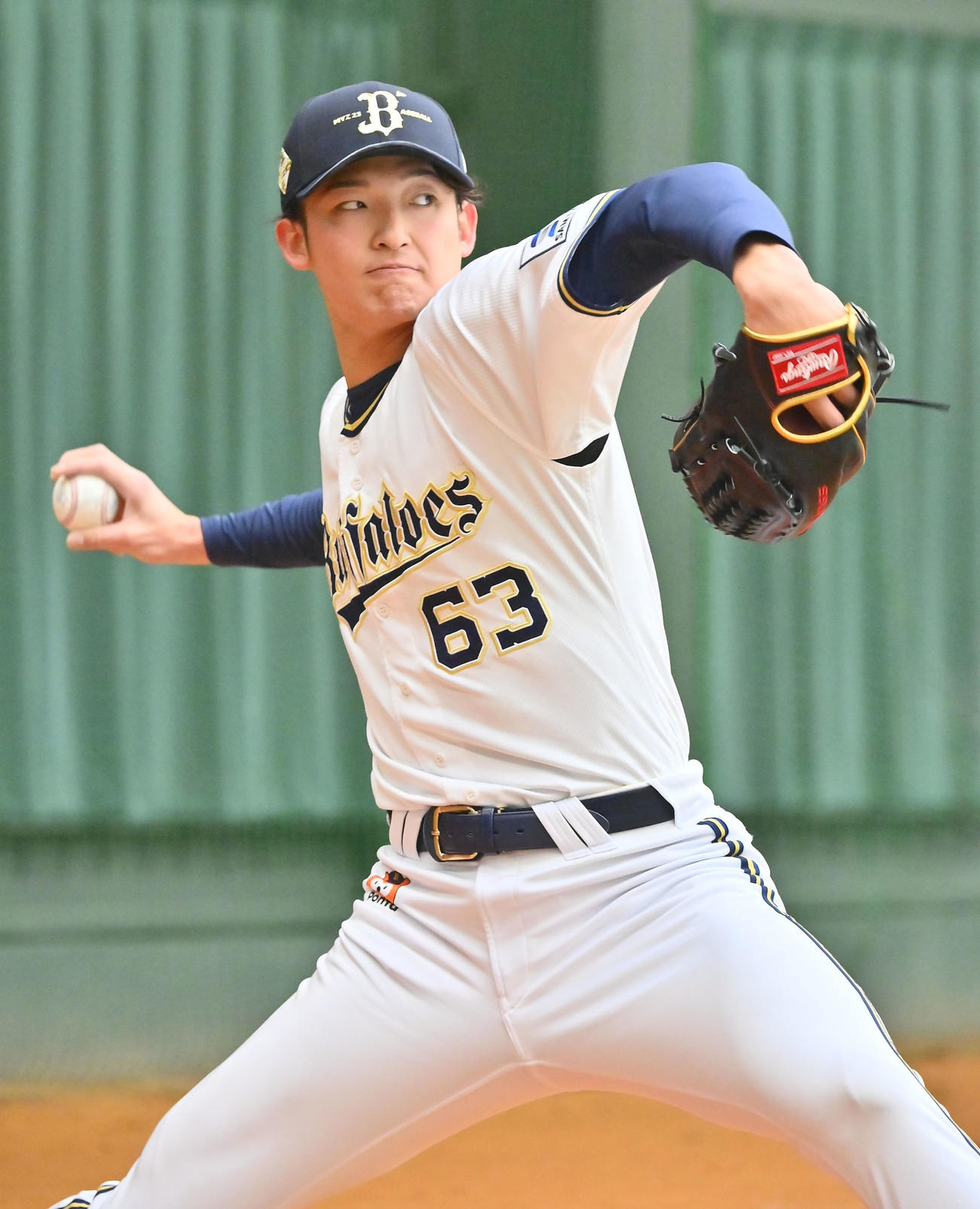 ブルペンに入り森を相手に投げ込むオリックス山崎颯（撮影・和賀正仁）
