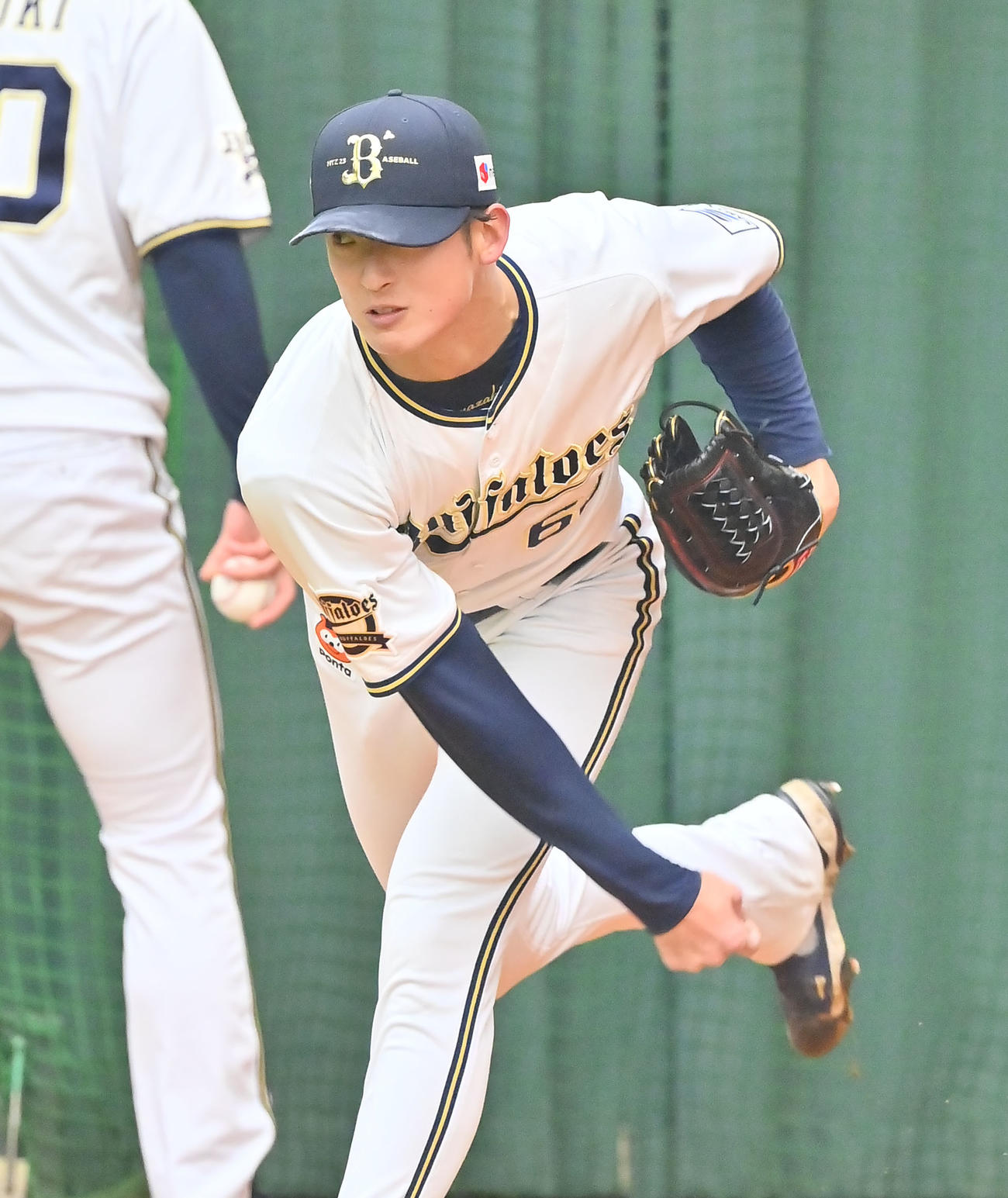 ブルペンに入り森を相手に投げ込むオリックス山崎颯（撮影・和賀正仁）