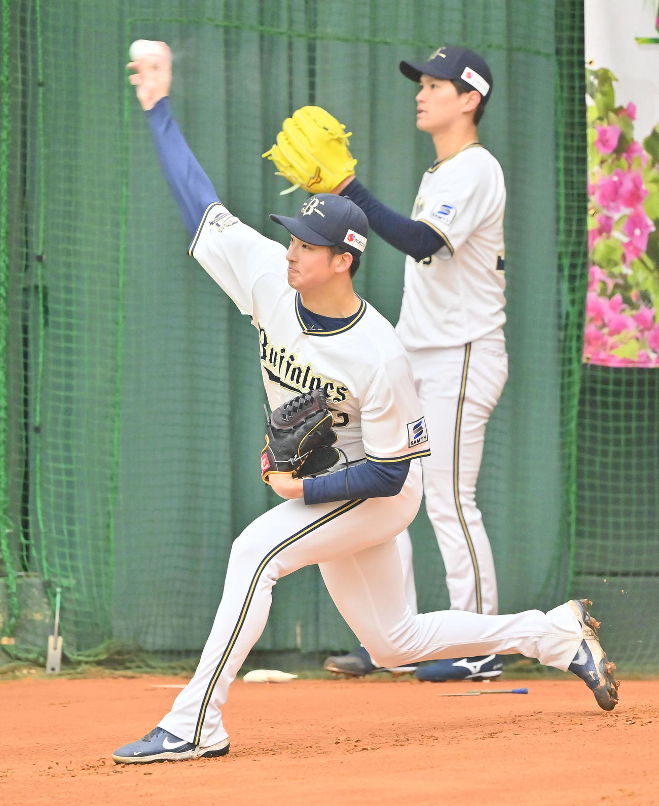 ブルペンに入り森を相手に投げ込むオリックス山崎颯（撮影・和賀正仁）