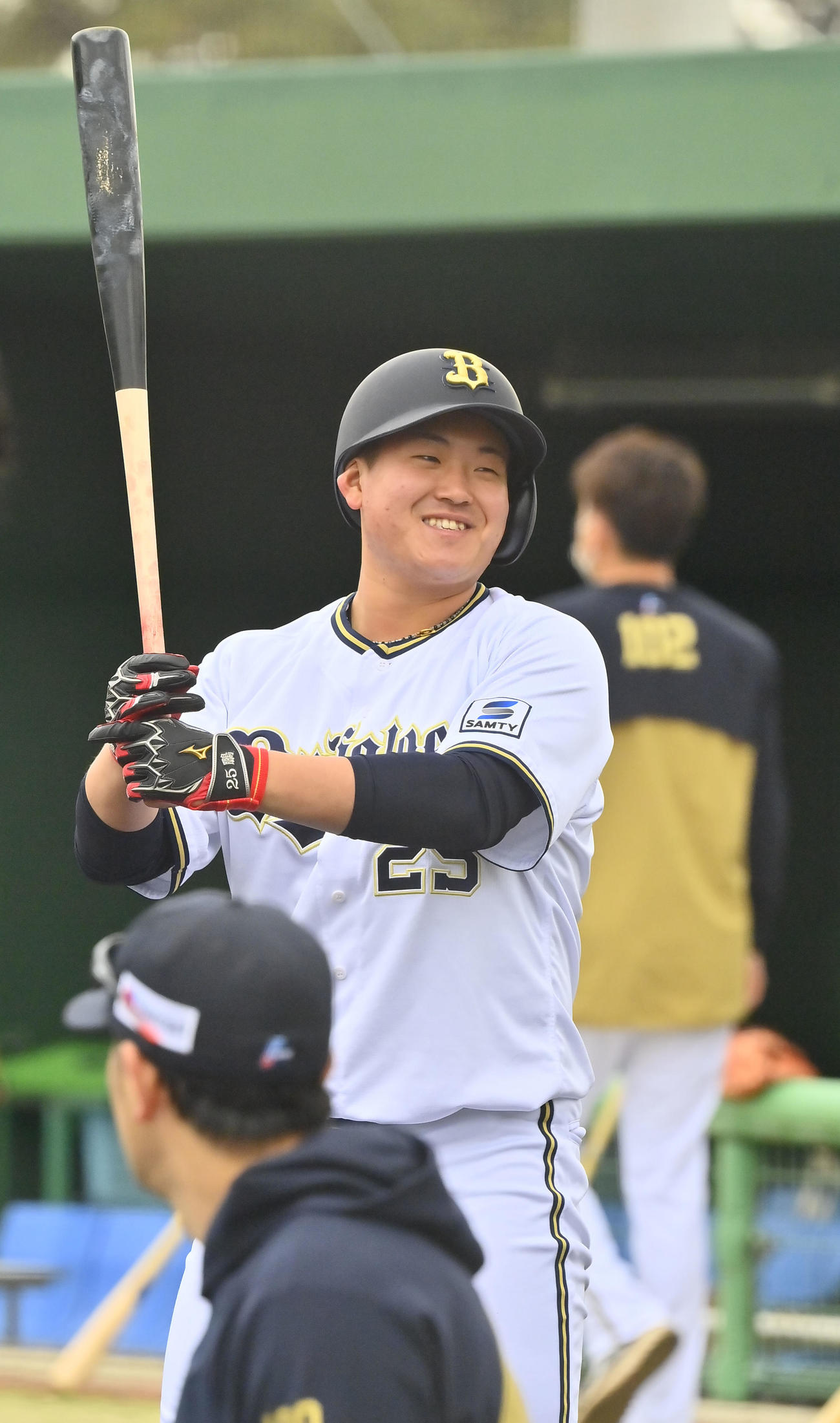 笑顔でティー打撃をするオリックス内藤（撮影・和賀正仁）
