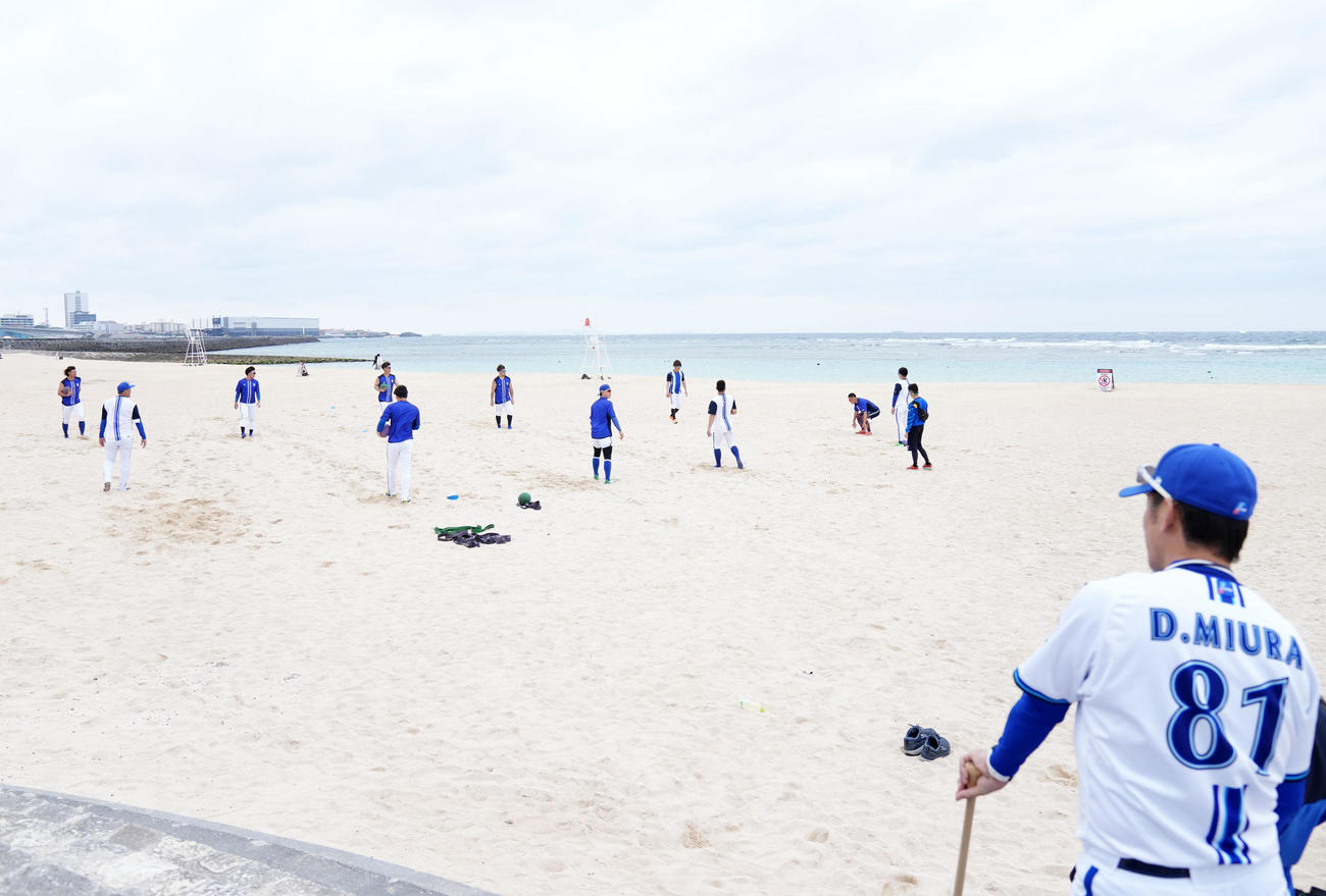 三浦監督（手前）が見つめる中、ビーチでトレーニングをするDeNAの選手たち（撮影・横山健太）