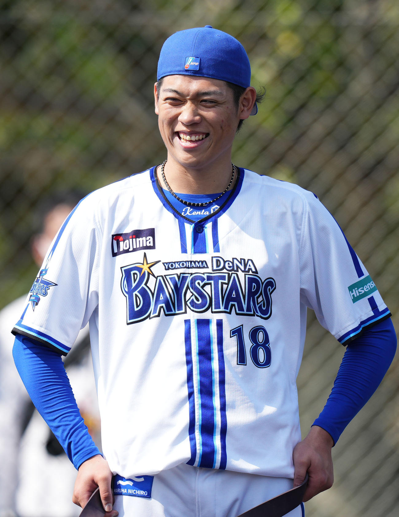 笑顔を見せるDeNA小園（撮影・横山健太）