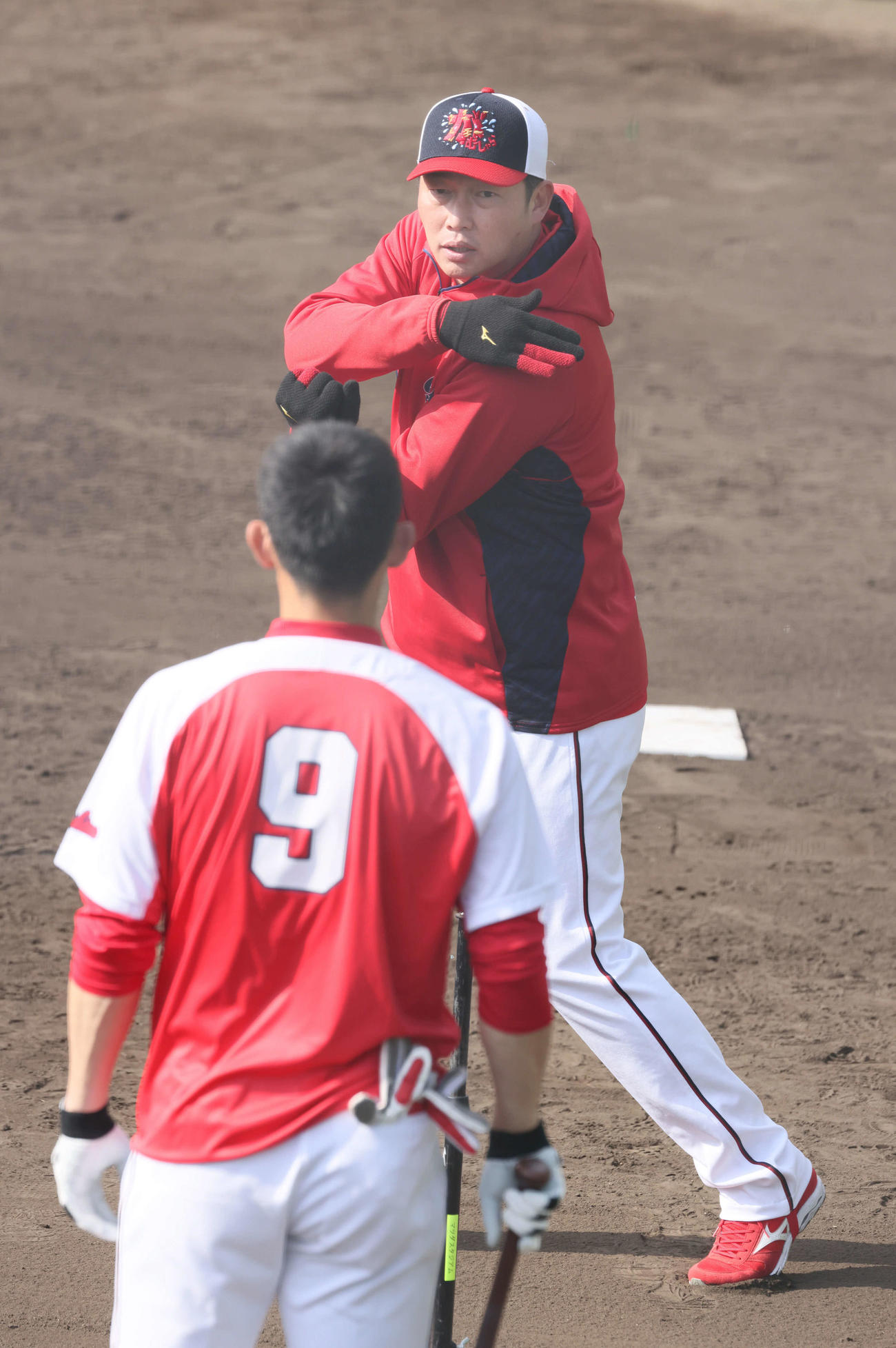 秋山（手前）に打撃指導する広島新井監督（撮影・加藤孝規）