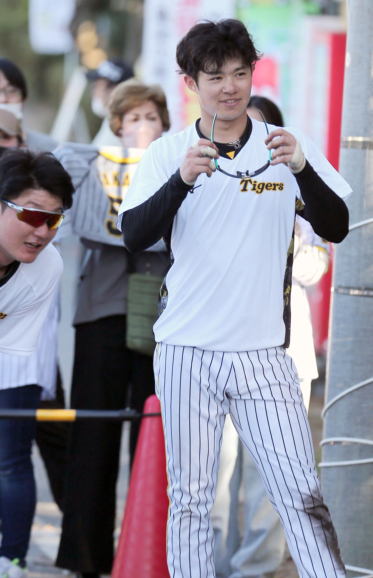 ファンが見守る中、坂道ダッシュに挑む中野。左端は渡辺諒（撮影・上山淳一）