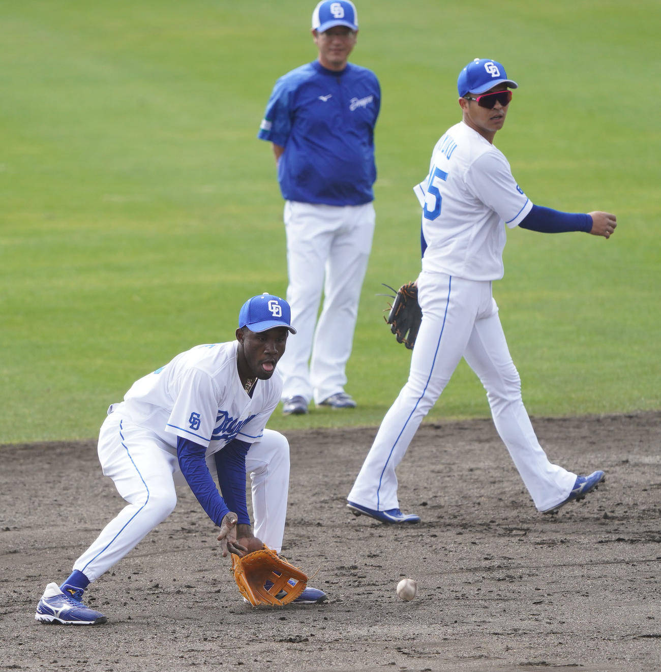シートノックで軽快な動きを見せるカリステ（左）右は龍空（撮影・森本幸一）