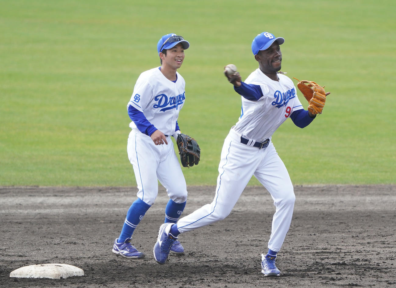 シートノックで軽快な動きを見せるカリステ（右）左は田中（撮影・森本幸一）