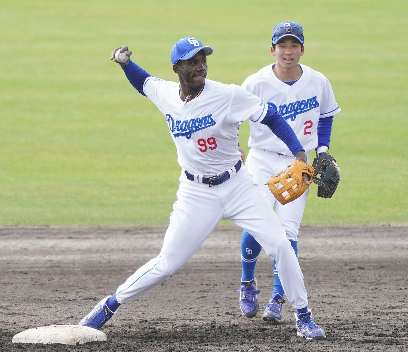 シートノックで軽快な動きを見せるカリステ。右は田中（撮影・森本幸一）