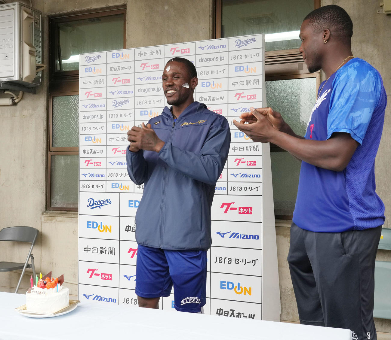 今日、誕生日を迎え報道陣からケーキのプレゼントをされアキーノにクリームを塗られ祝福されるカリステ（左）（撮影・森本幸一）