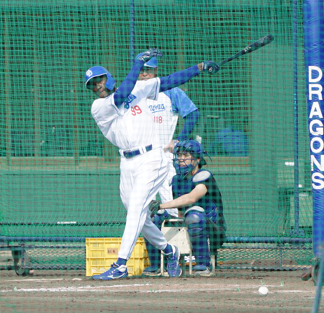打撃練習をする中日カリステ（撮影・森本幸一）