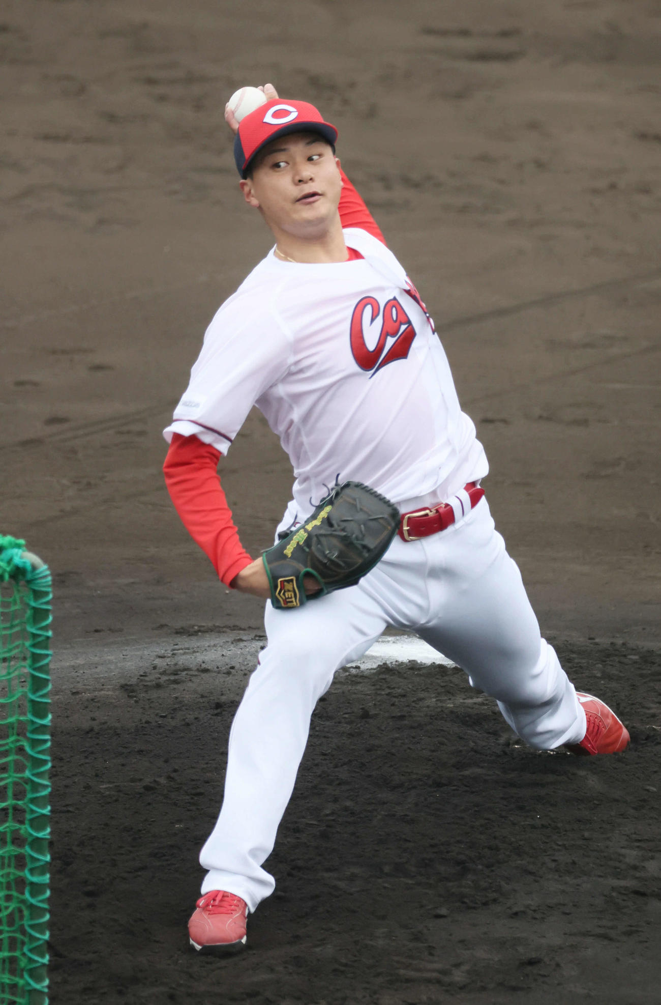 広島日南キャンプ　フリー打撃で打撃投手を務める森（撮影・加藤孝規）