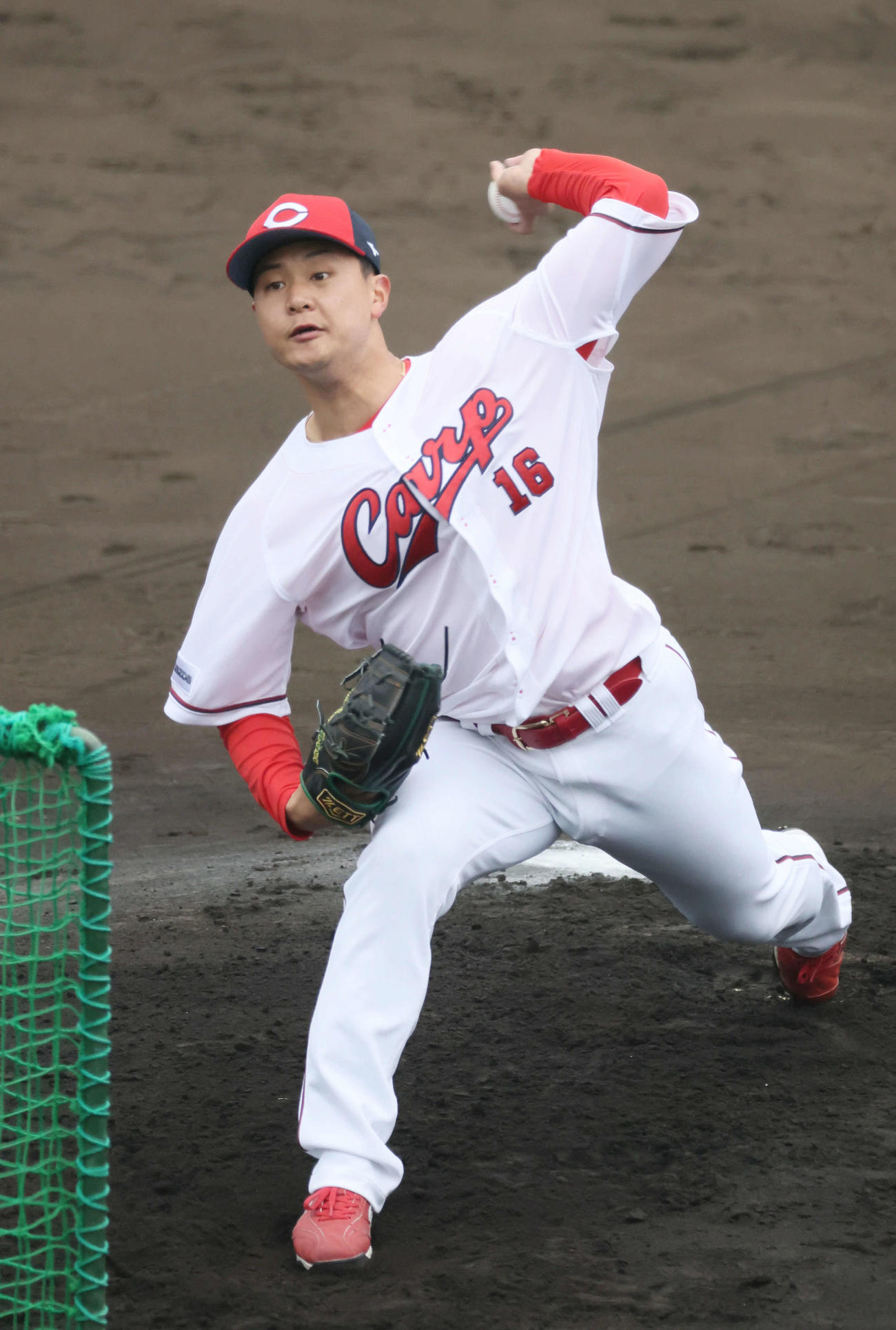 広島日南キャンプ　フリー打撃で打撃投手を務める森（撮影・加藤孝規）