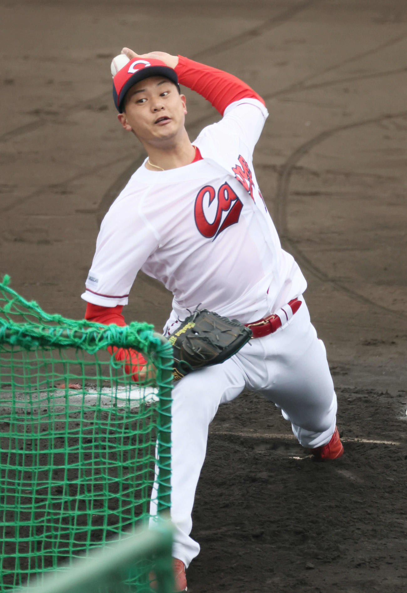 広島日南キャンプ　フリー打撃で打撃投手を務める森（撮影・加藤孝規）