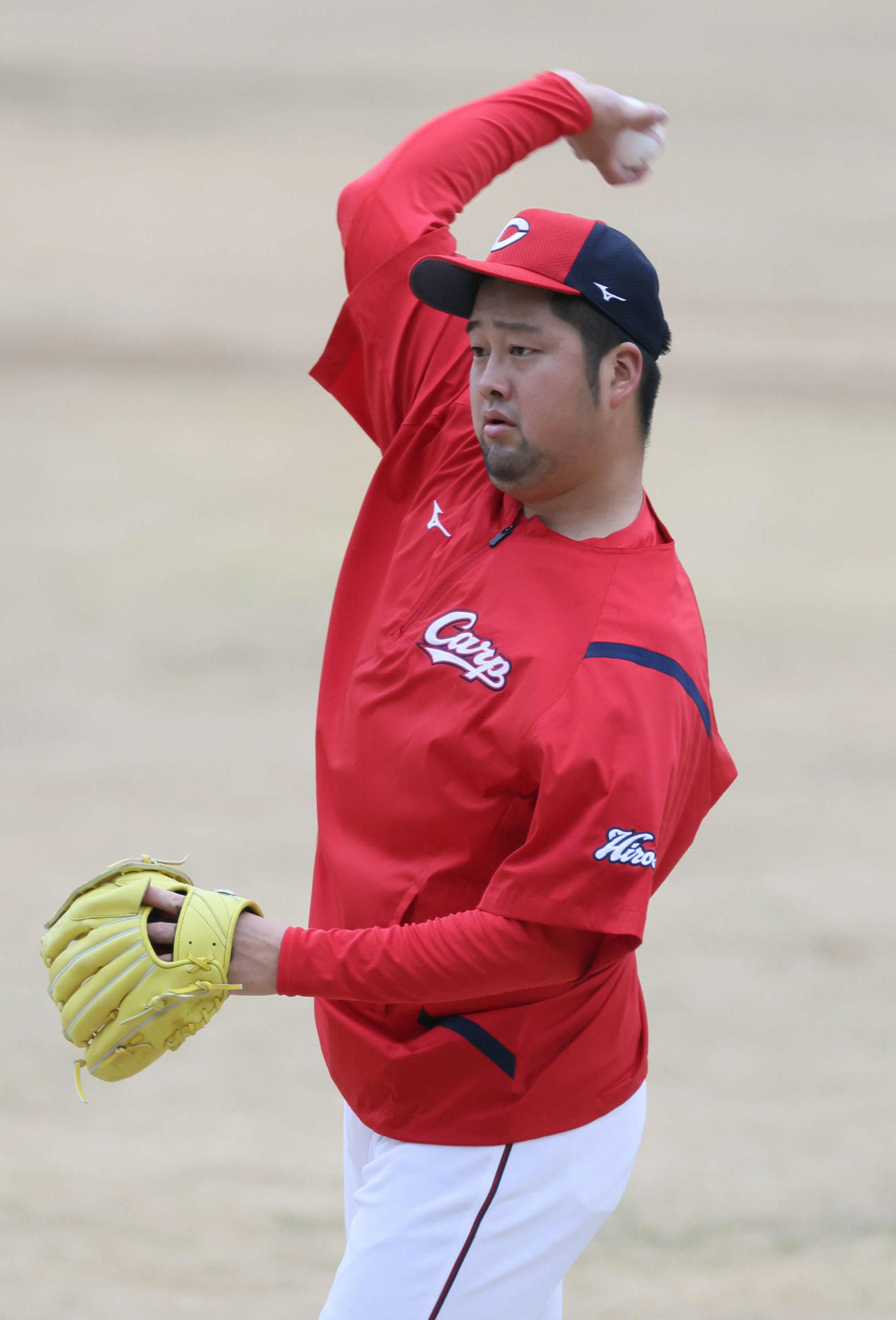 広島日南キャンプ　キャッチボールをする中崎（撮影・加藤孝規）