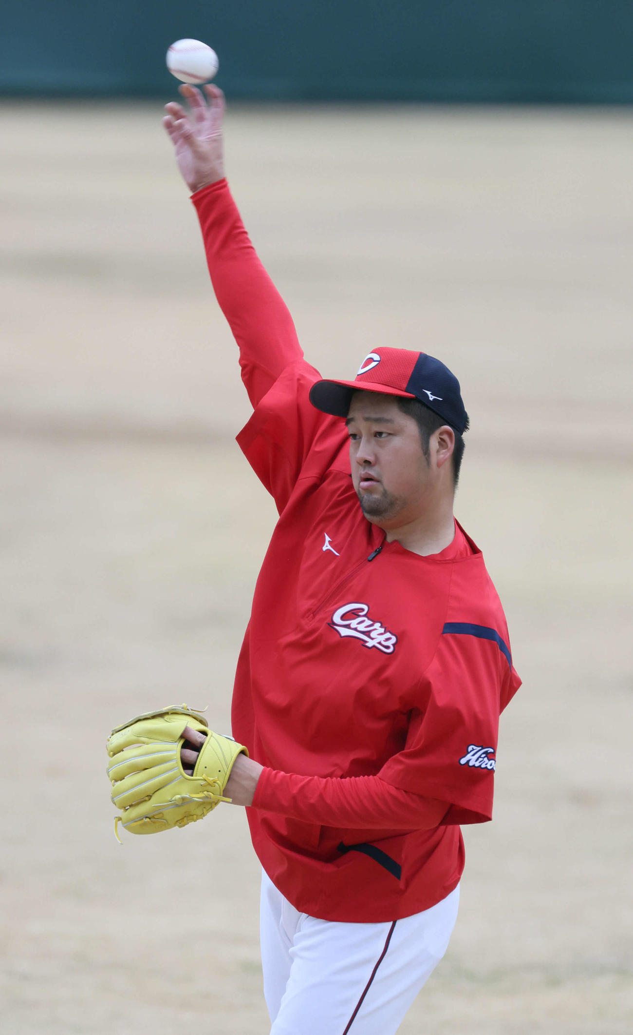 広島日南キャンプ　キャッチボールをする中崎（撮影・加藤孝規）