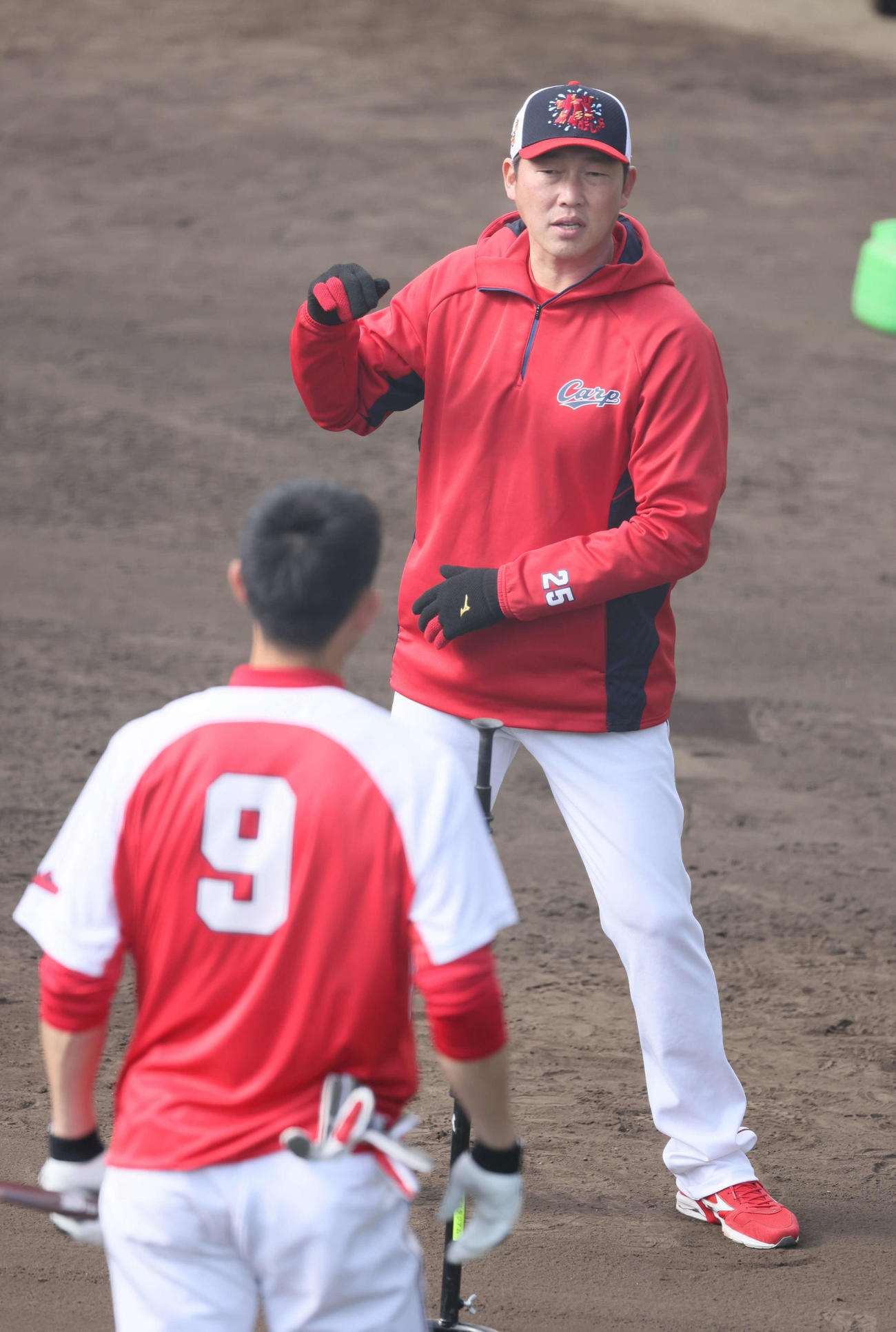 広島日南キャンプ　秋山に打撃指導する新井監督（撮影・加藤孝規）
