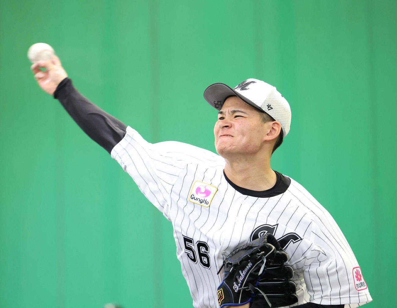 ブルペン投球をするロッテ中森（撮影・河田真司）