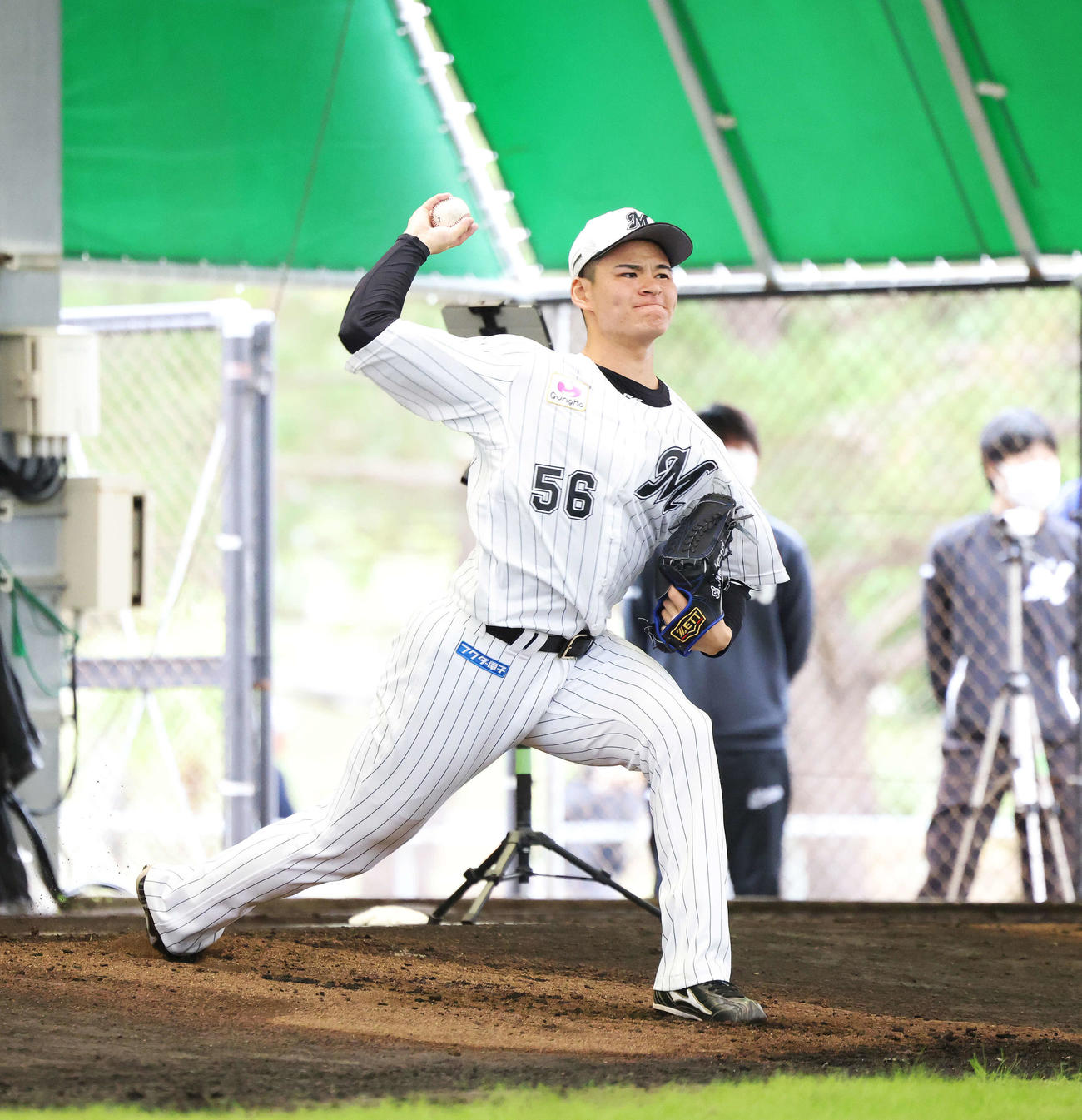 ブルペン投球をするロッテ中森（撮影・河田真司）