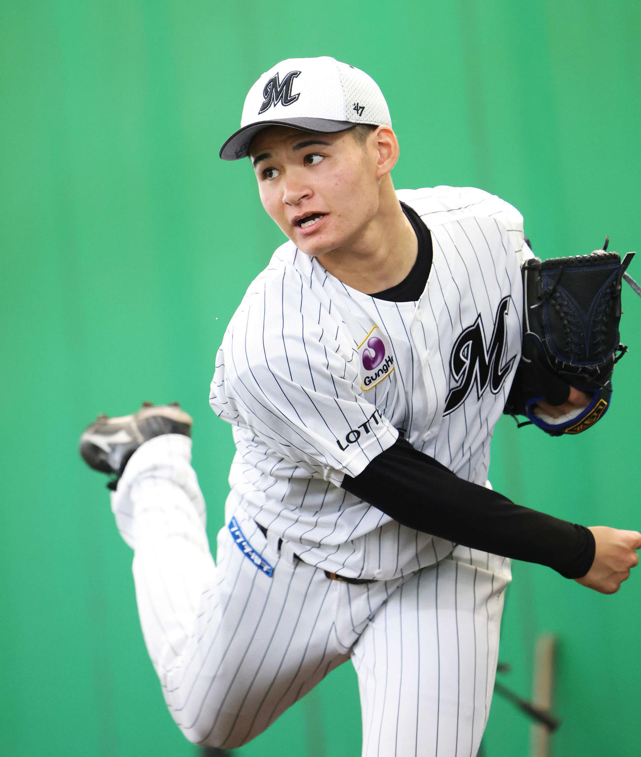ブルペンで投球するロッテ中森（撮影・河田真司）