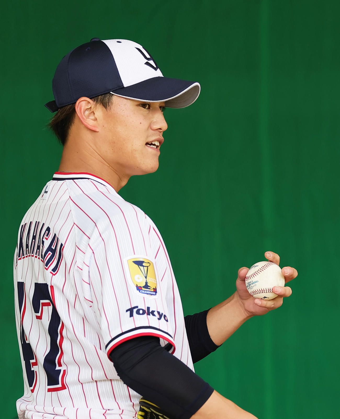 WBC公式球でブルペン投球するヤクルト高橋（撮影・足立雅史）