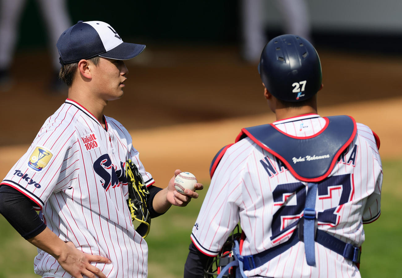 ブルペン投球を終えたヤクルト高橋（左）はWBC公式球を手に中村と話す（撮影・足立雅史）