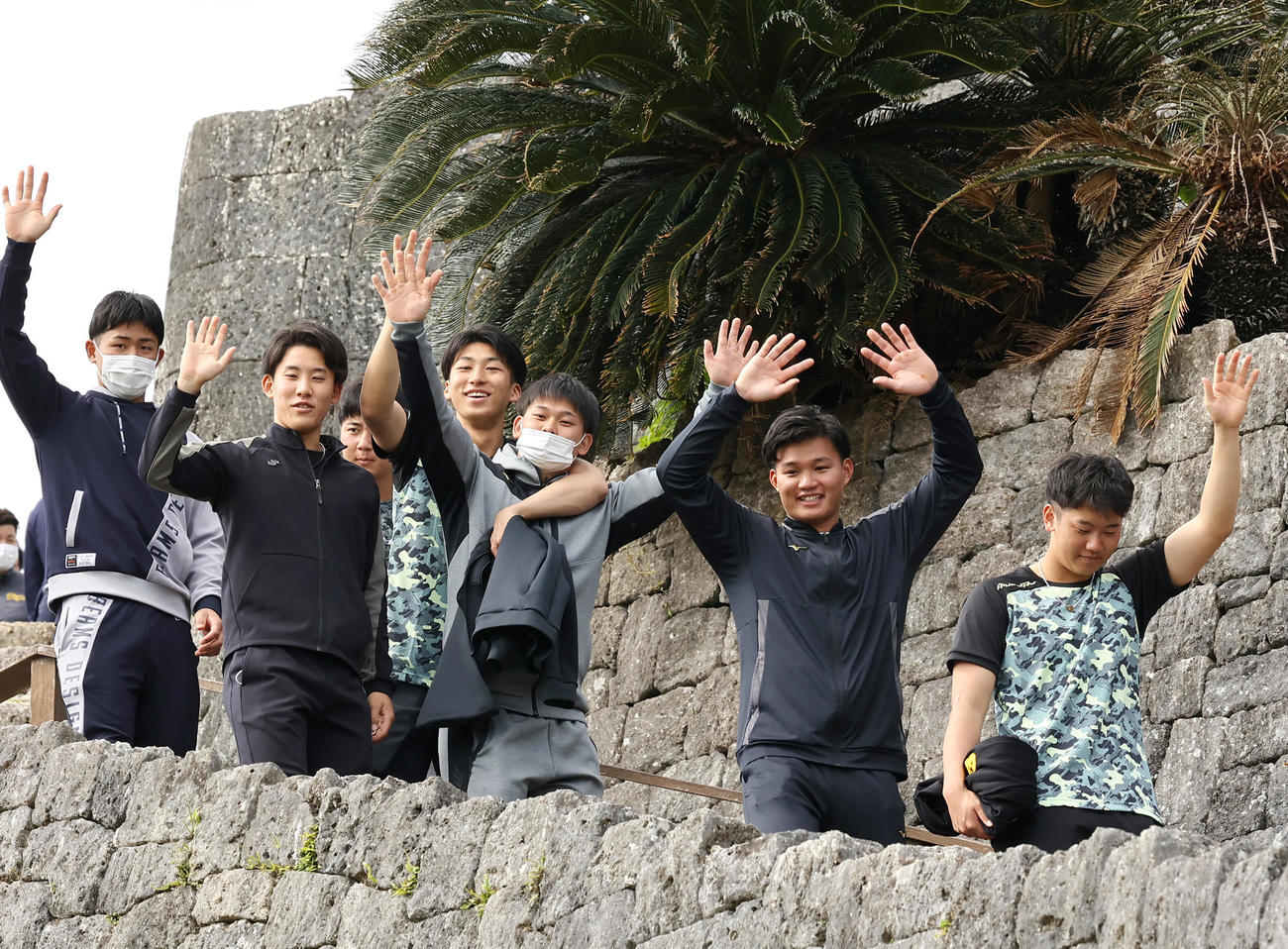 勝連城跡を訪れ、リフレッシュする、左から戸井、富田、井坪、茨木、野口、森下、門別（撮影・上山淳一）