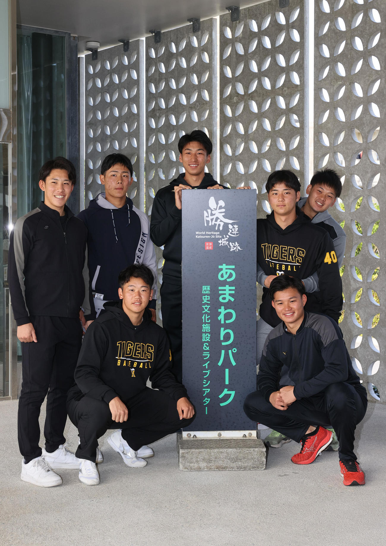 キャンプ休日、勝連城跡あまわりパークを訪れる阪神の新人ら、前列左から門別、森下、後列左から富田、戸井、茨木、井坪、野口（撮影・上山淳一）
