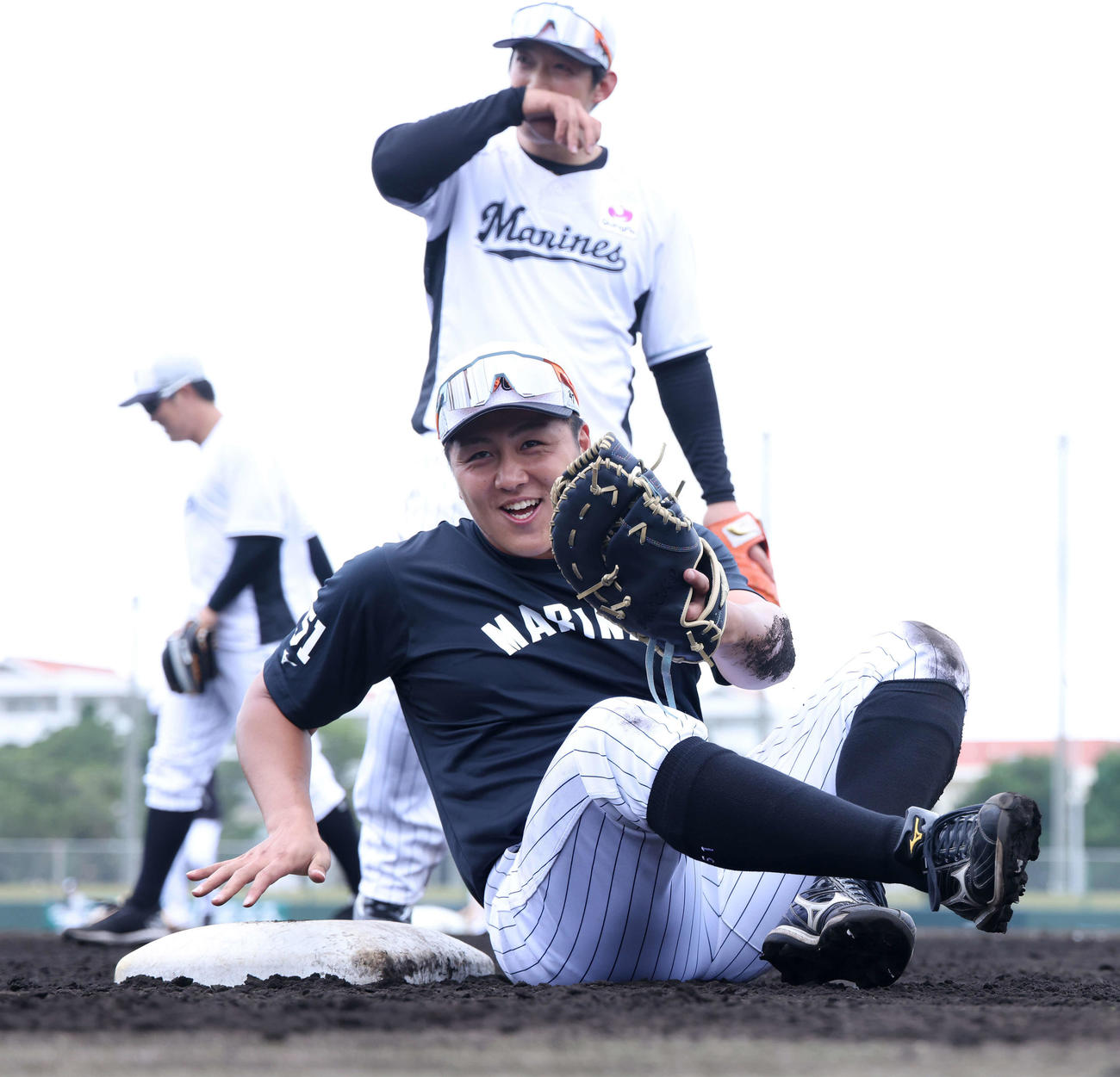 守備練習で転倒して笑顔を見せるロッテ山口（撮影・河田真司）
