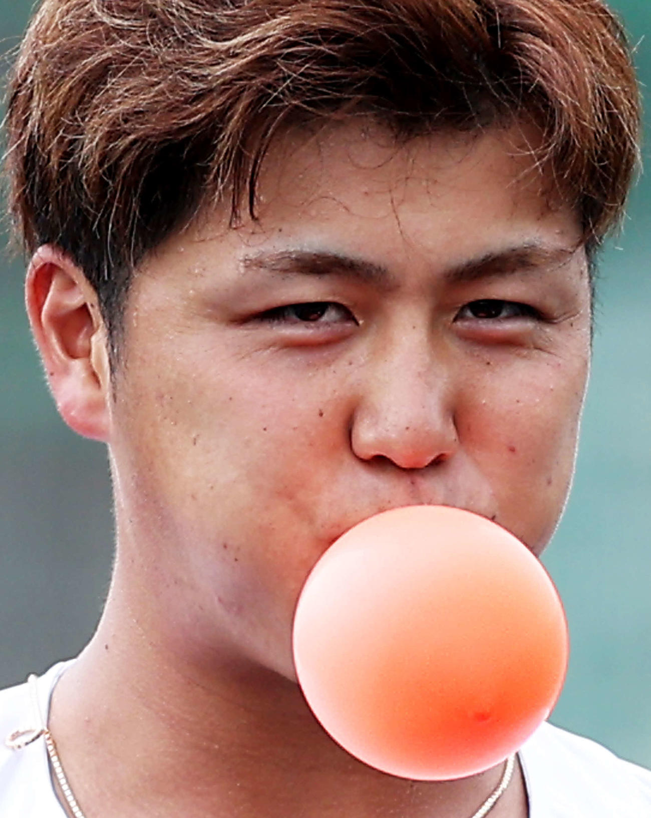 風船を膨らませるロッテ山口（撮影・河田真司）