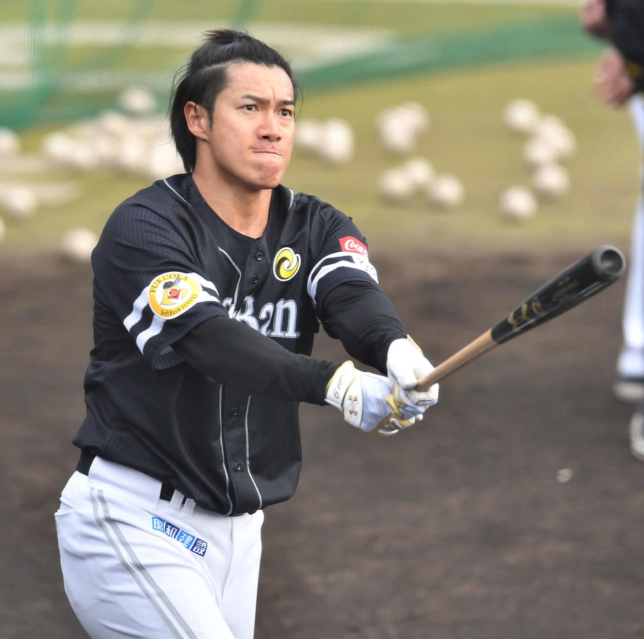 ちょんまげのように髪を縛ってロングティーを行う柳田（撮影・岩下翔太）