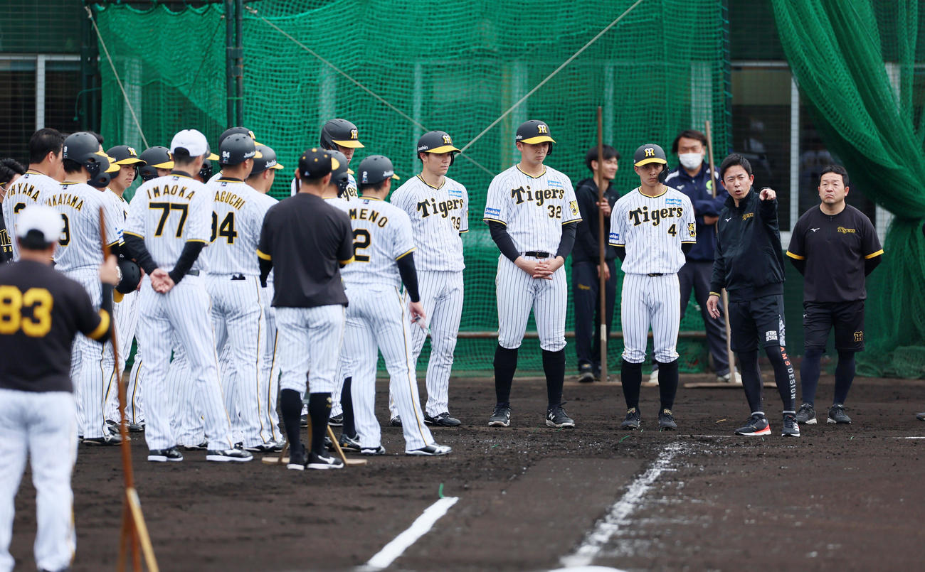 走塁練習でナインに指導する赤星臨時コーチ（撮影・加藤哉）