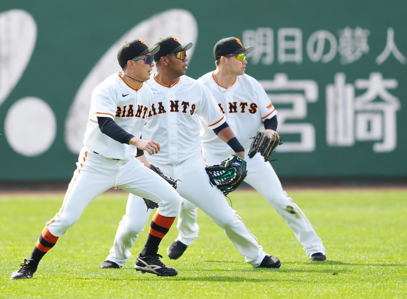 外野ノックで3人並ぶ、左から巨人育成の鈴木、オコエ、萩尾（撮影・江口和貴）