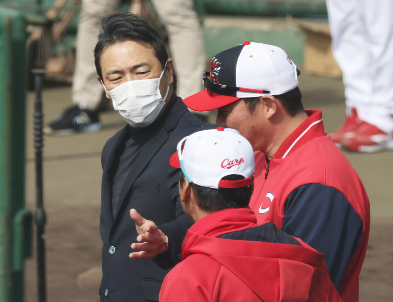 広島日南キャンプ　新井監督（右）、藤井ヘッドコーチ（手前）と話し合う黒田球団アドバイザー（撮影・加藤孝規）