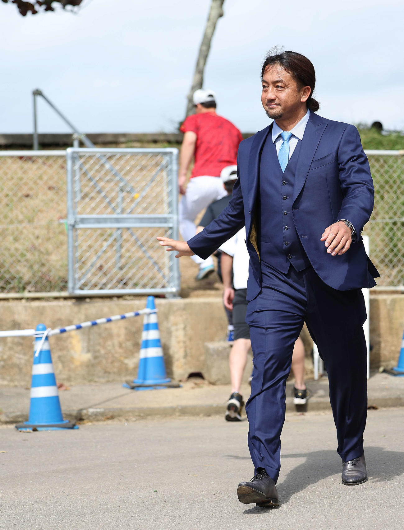 ファンの声援に応えながら移動するロッテ沢村（撮影・河田真司）