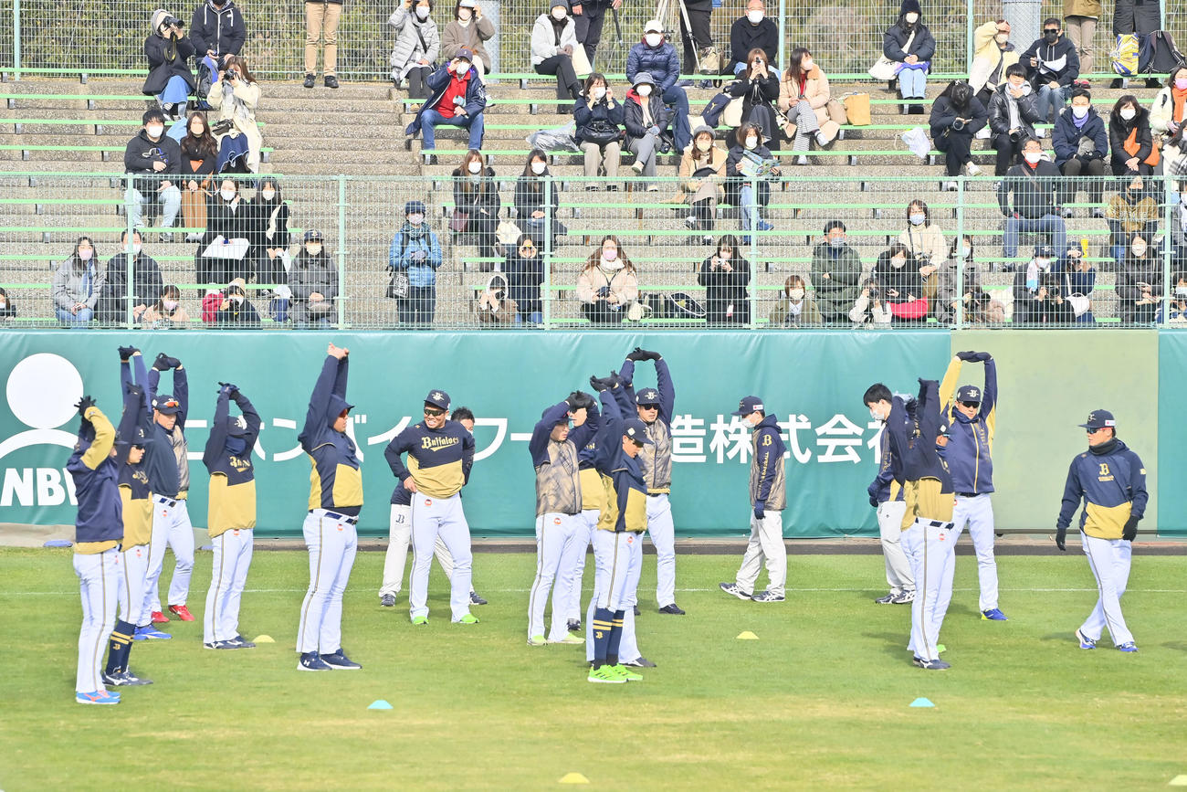 週末を迎え球場でカメラを構えるオリックスの女性ファン（撮影・和賀正仁）