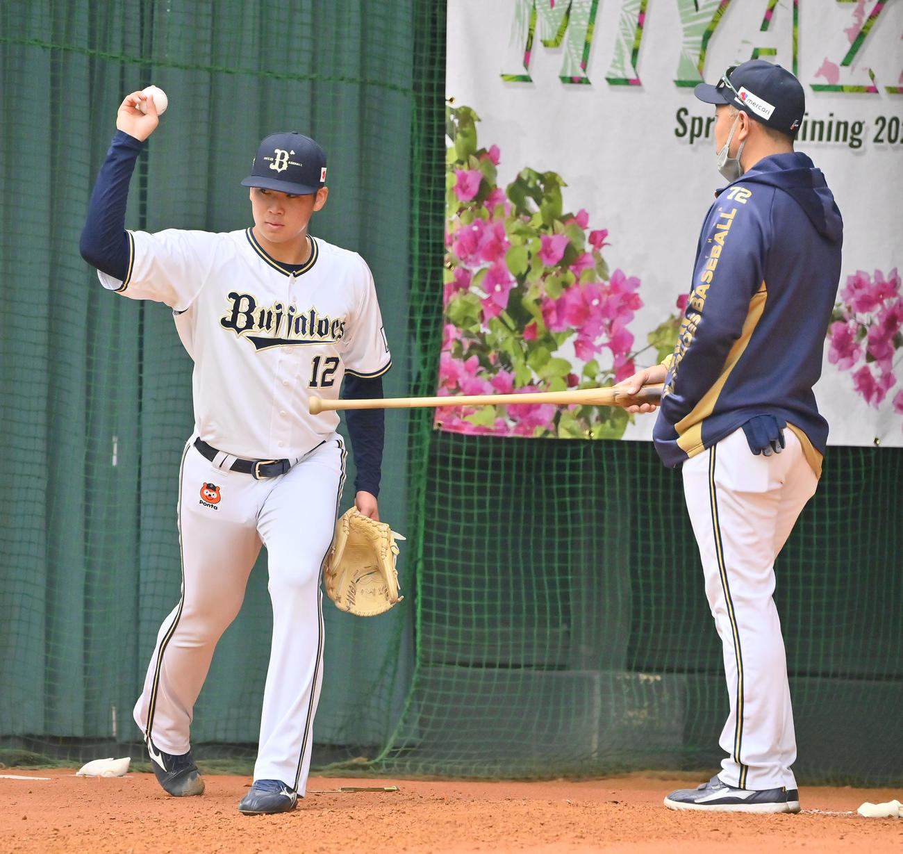 ブルペンでの投球を終え平井コーチ（右）の指導を受けるオリックス山下（撮影・和賀正仁）