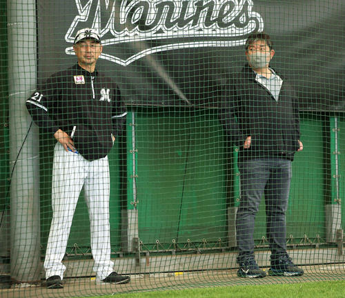 ブルペン投球する選手を見るロッテ吉井監督（左）と野茂氏（撮影・河田真司）