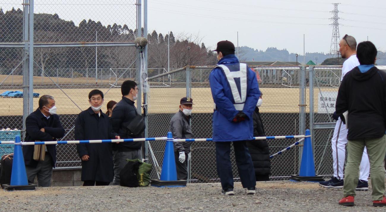 京産大時代の恩師・勝村さん（左）に激励を受けたオリックス平野佳（撮影・柏原誠）