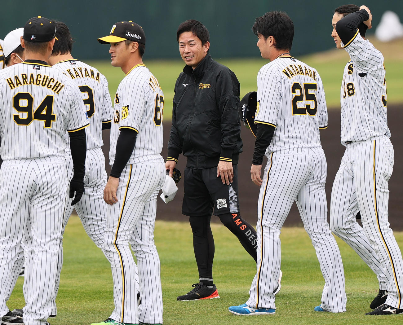 臨時コーチで宜野座に訪れた赤星氏（右から3人目）（撮影・上山淳一）