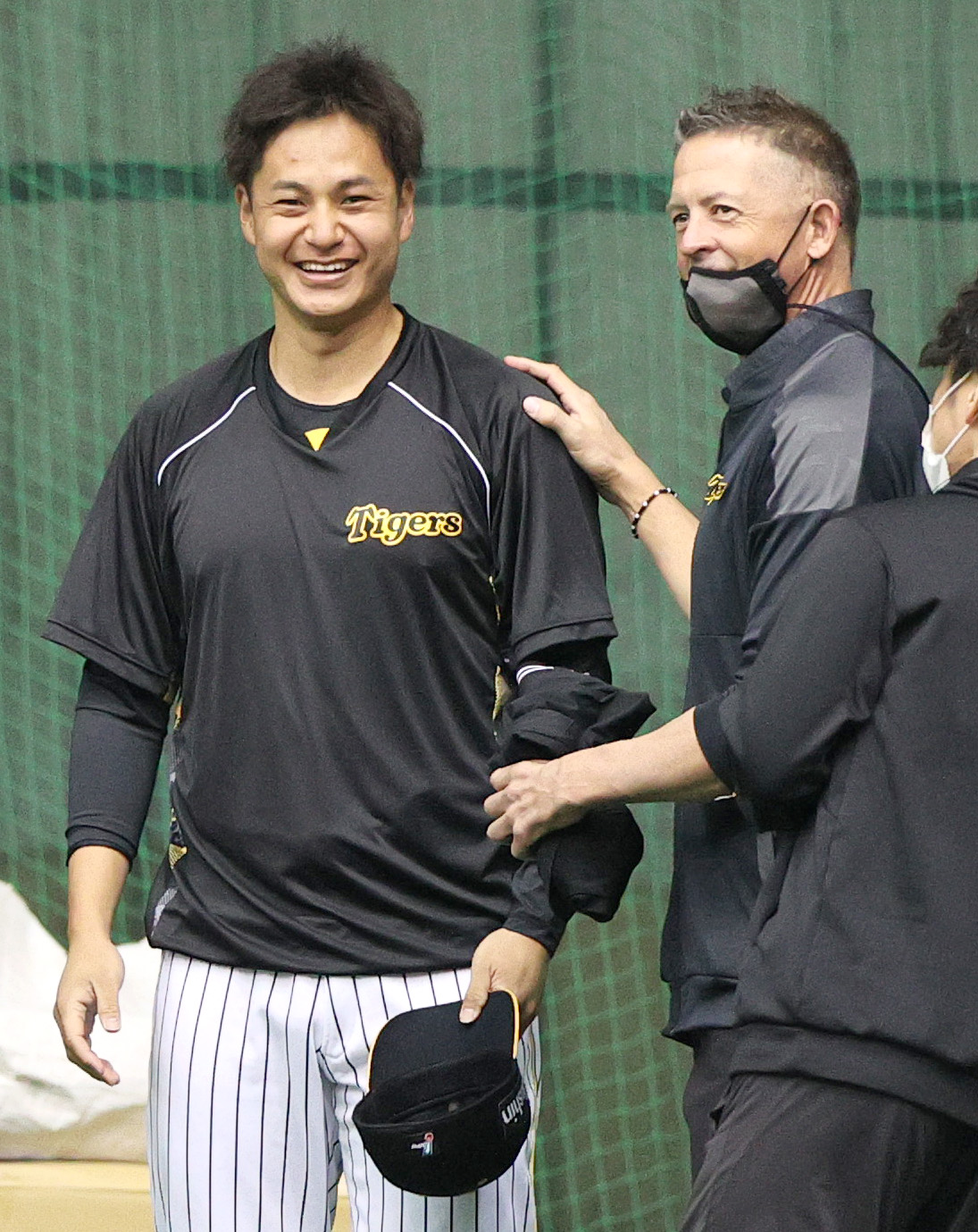 宜野座に訪れたウィリアムス阪神駐米スカウト（右）は大竹と談笑する（撮影・上山淳一）