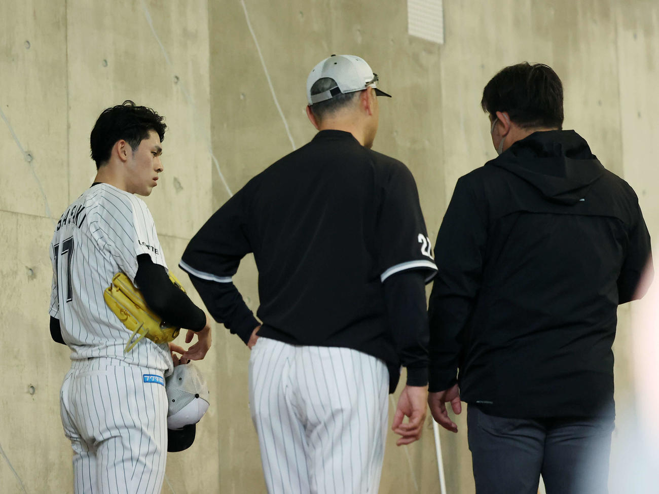 ブルペン投球を終えたロッテ佐々木朗（左）は、室内で野茂氏（右）と言葉を交わす。中央は吉井監督（撮影・河田真司）
