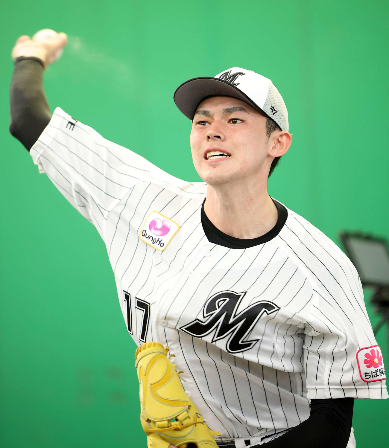 ブルペン投球するロッテ佐々木朗（撮影・河田真司）