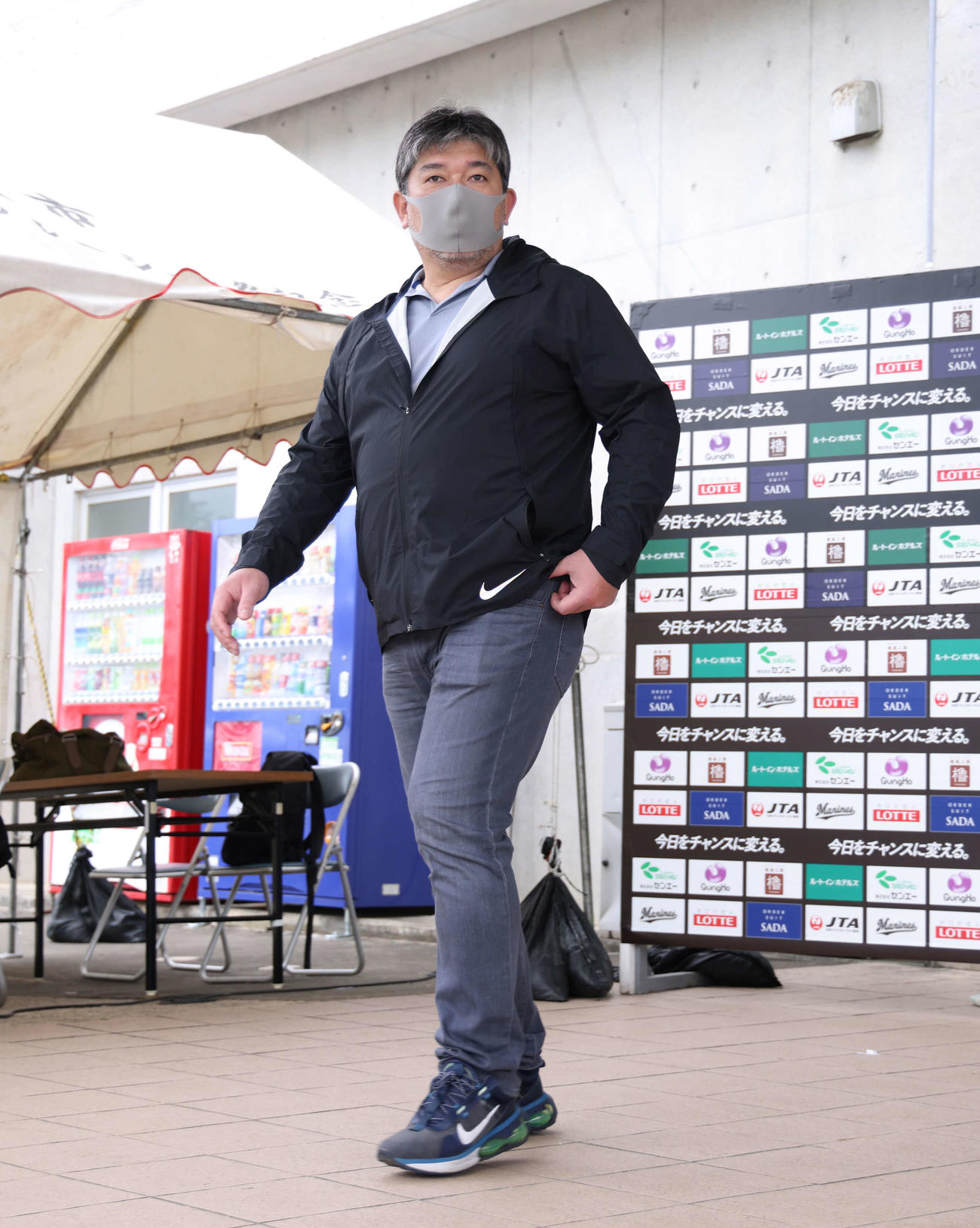 移動する野茂氏（撮影・河田真司）