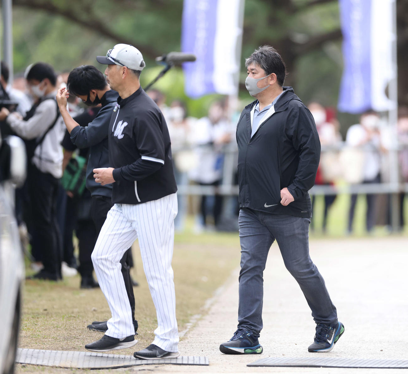 ブルペンに向かうロッテ吉井監督（左）と野茂氏（撮影・河田真司）