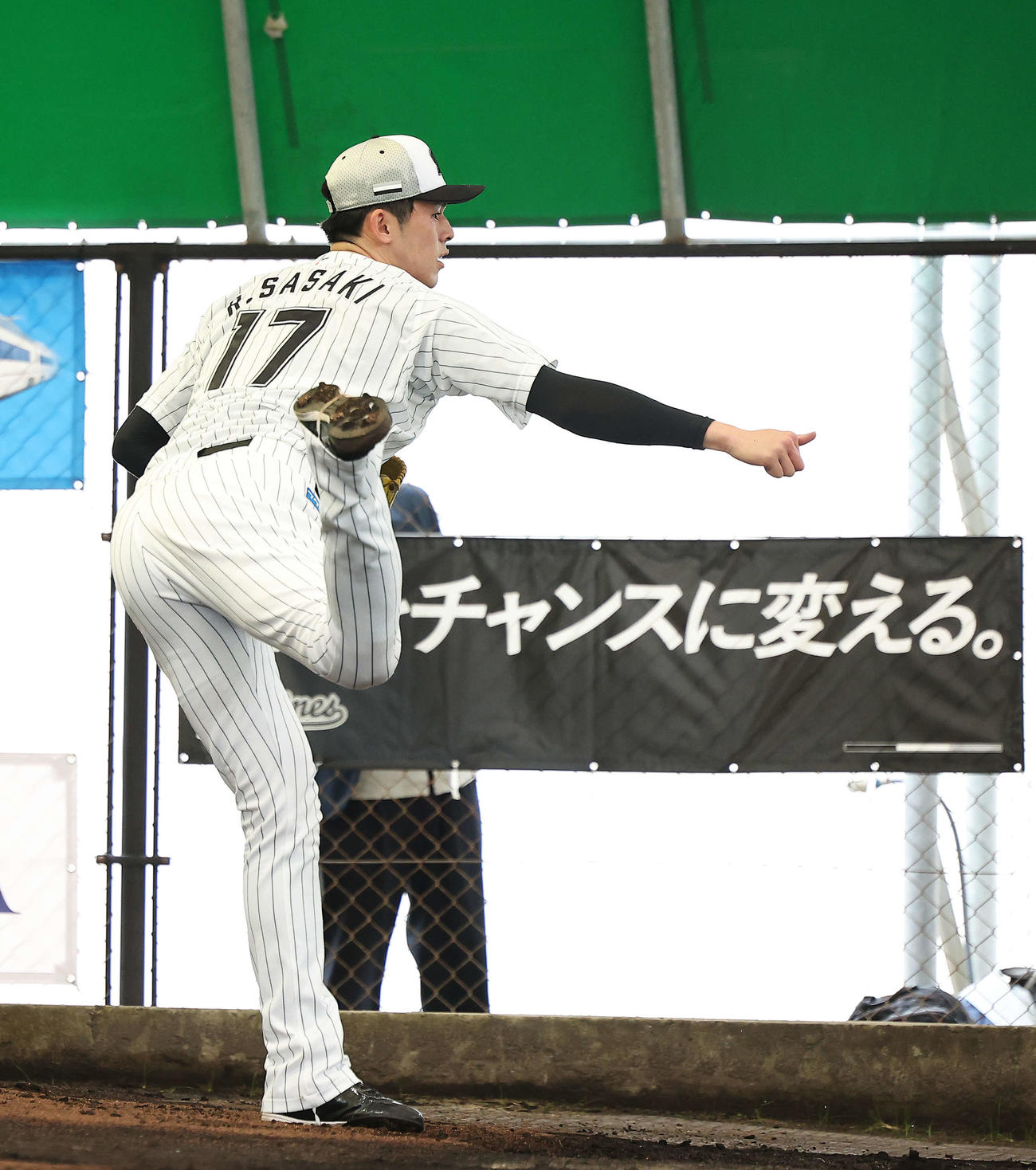ブルペン投球するロッテ佐々木朗（撮影・河田真司）