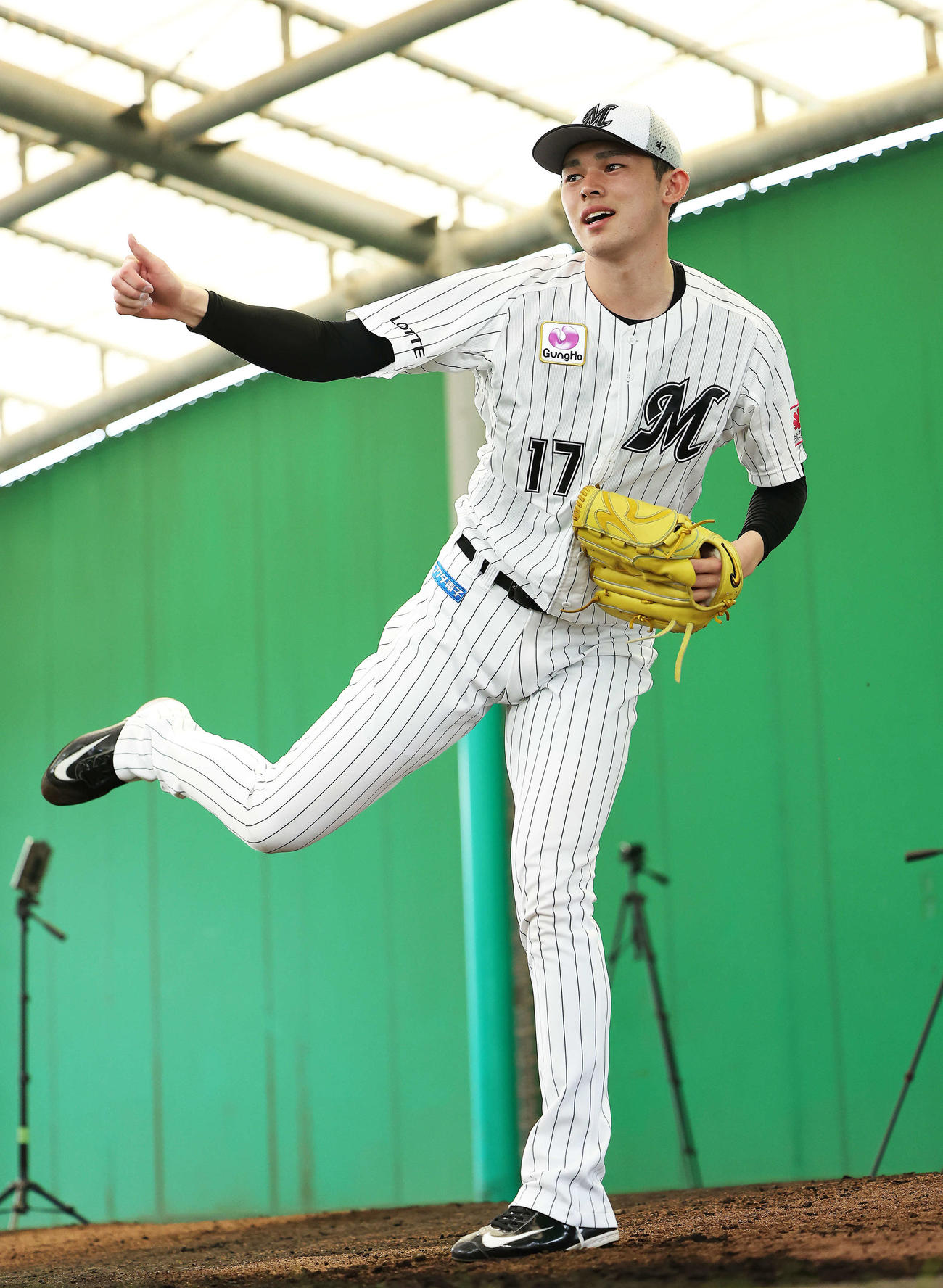 ブルペン投球するロッテ佐々木朗（撮影・河田真司）