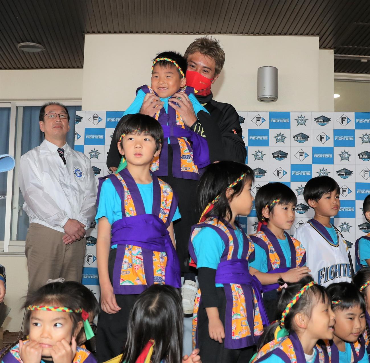 地元の子どもたちと記念撮影する日本ハム新庄監督（撮影・黒川智章）