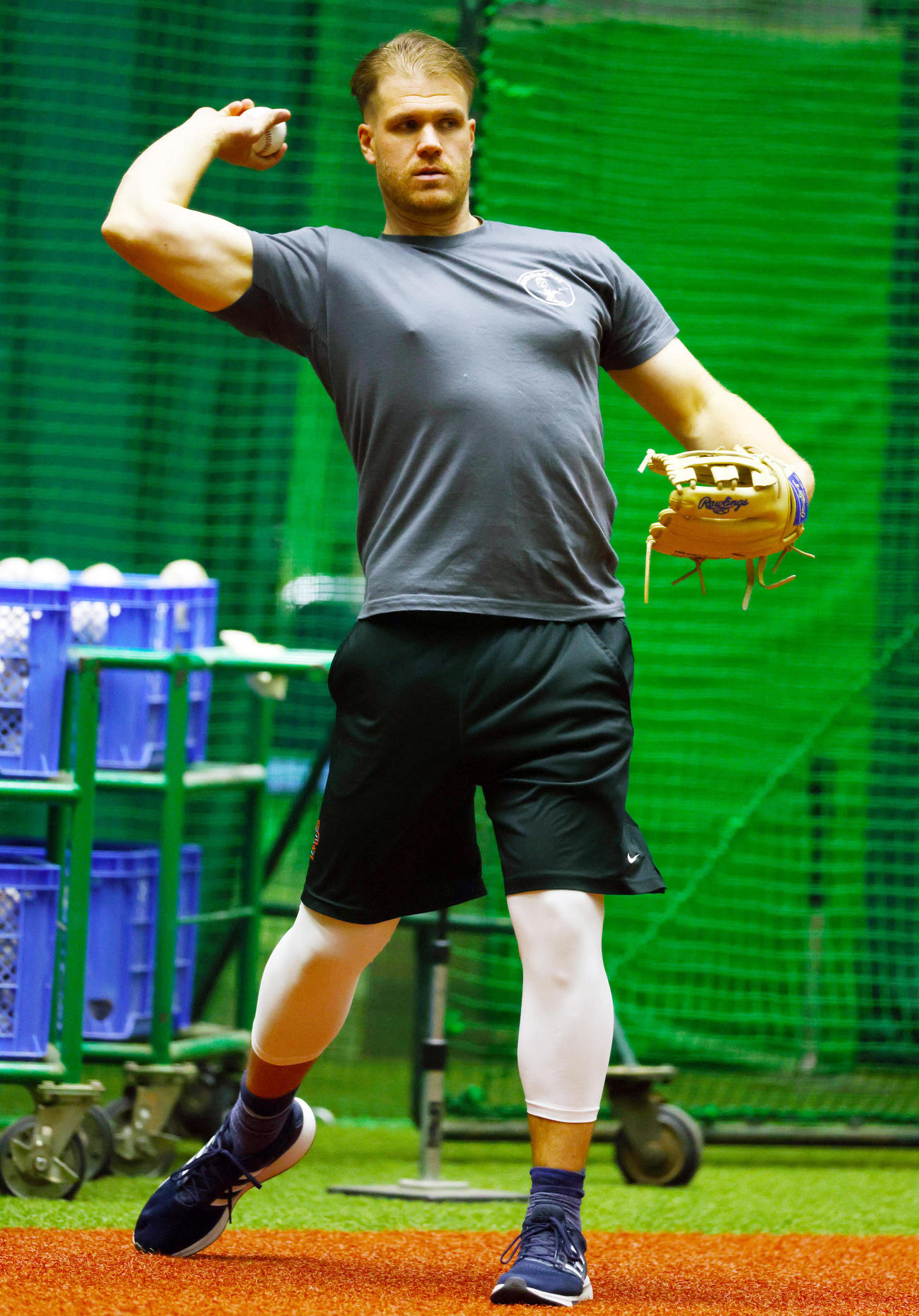 キャッチボールする西武の新外国人マキノン内野手（撮影・野上伸悟）