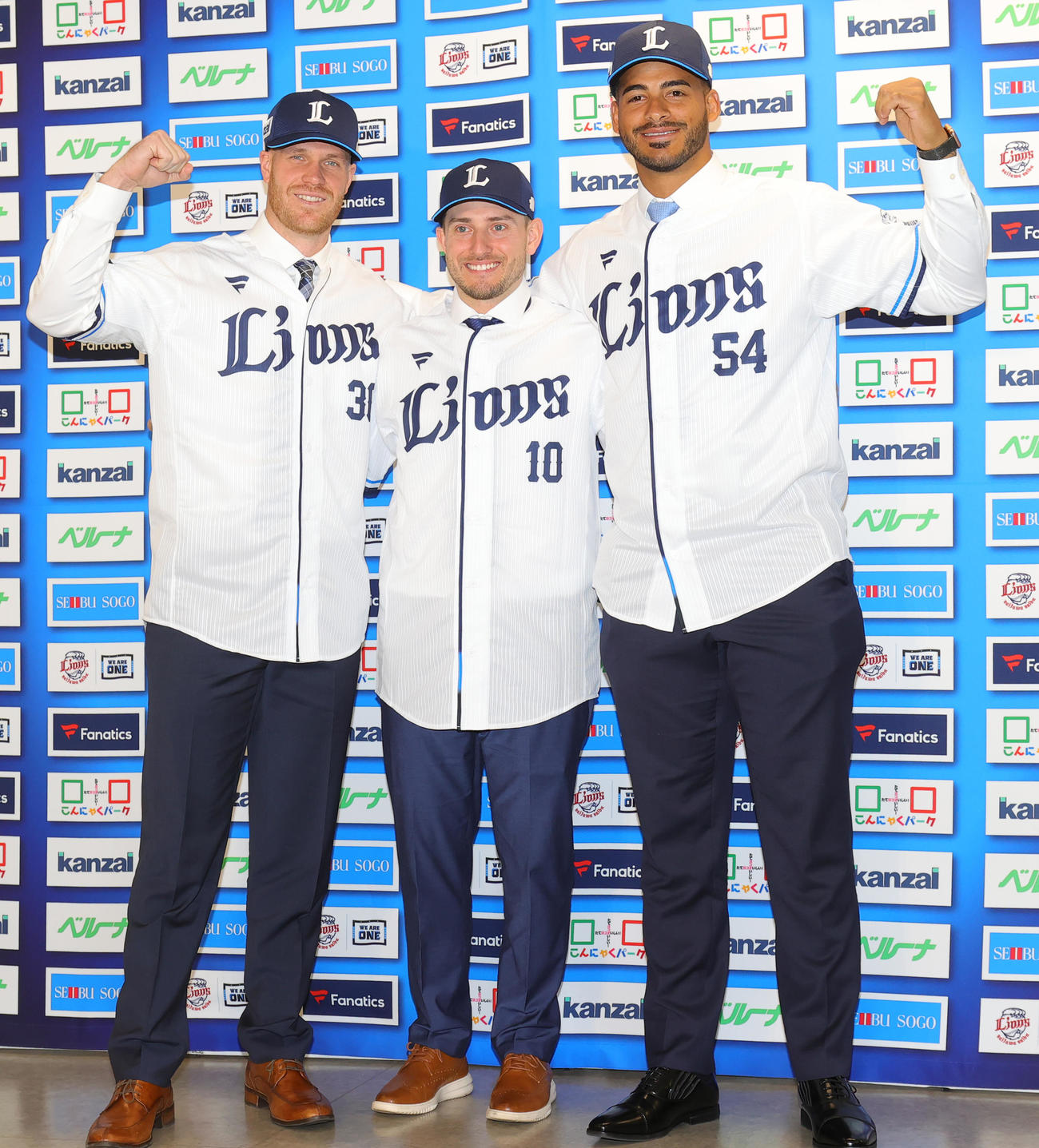 入団会見を行った西武の新外国人選手たち。左からマキノン内野手、ペイトン外野手、ティノコ投手（撮影・野上伸悟）