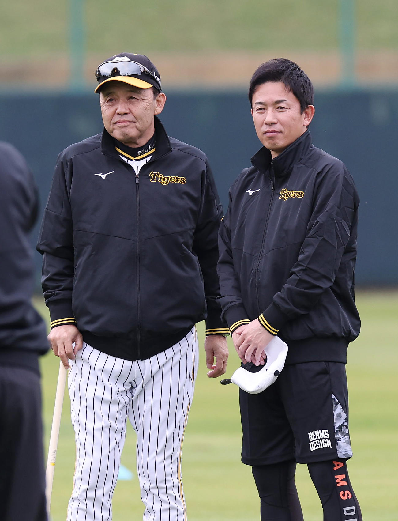 記念撮影する阪神岡田監督（左）と赤星臨時コーチ（撮影・前田充）
