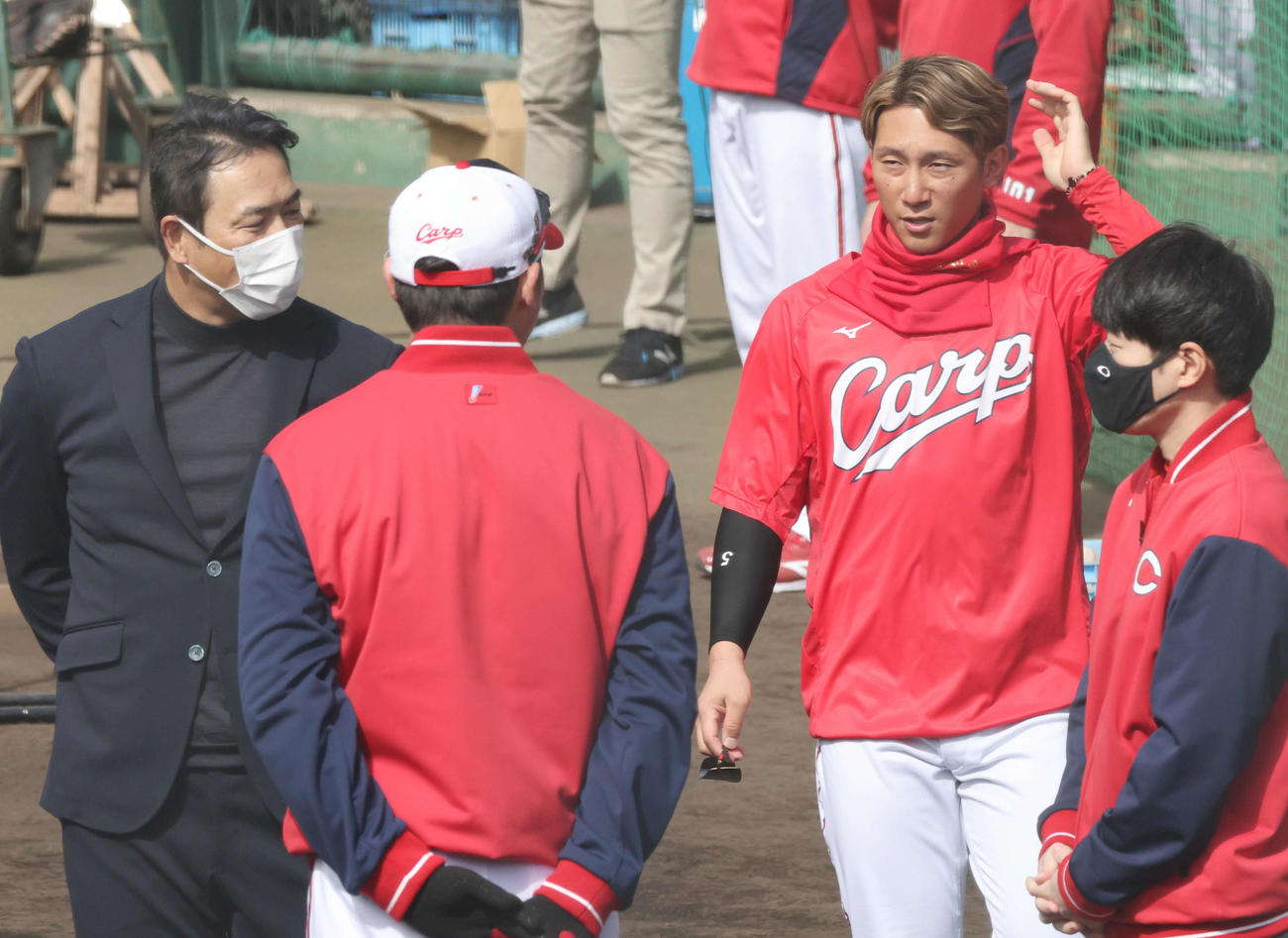 広島日南キャンプ　黒田球団アドバイザー（左）にあいさつする西川（右から2人目）。背中は新井監督（撮影・加藤孝規）